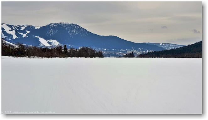 wanderweg ueber den gefrorenen aresjoen