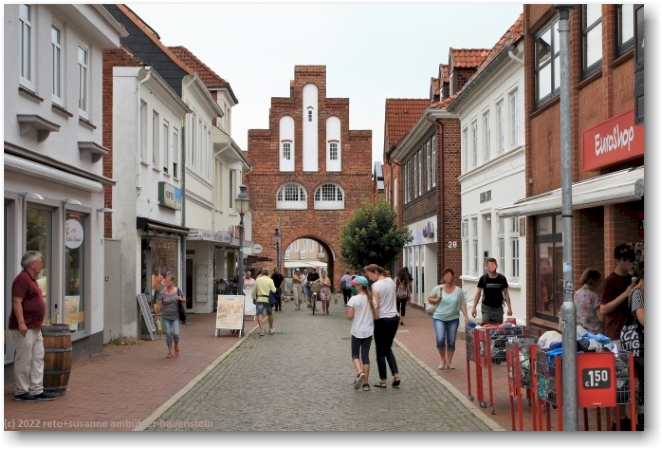 kremper strasse mit zeittor im zentrum von neustadt
