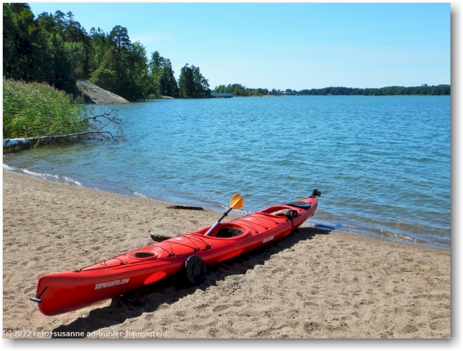 unser kajak auf dem sandstrand der insel seurasaari bei helsinki