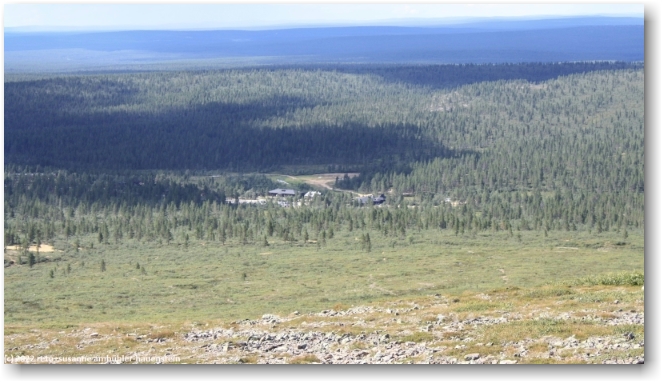 blick vom gipfel des kiilopaeae auf das berghotel und den campingplatz