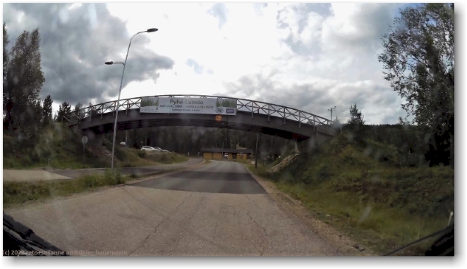 bruecke ueber die zufahrt zum parkplatz bei der talstation von pyhae luosto