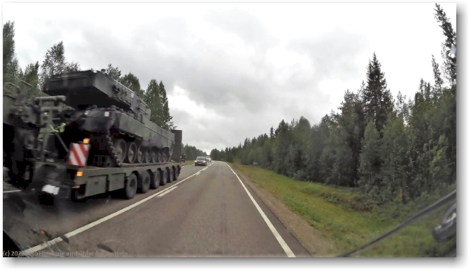 panzer auf tiefladewagen auf der strasse 4