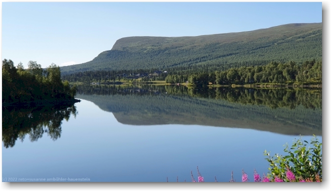 spiegelglattes wasser in der jaekkeluokta