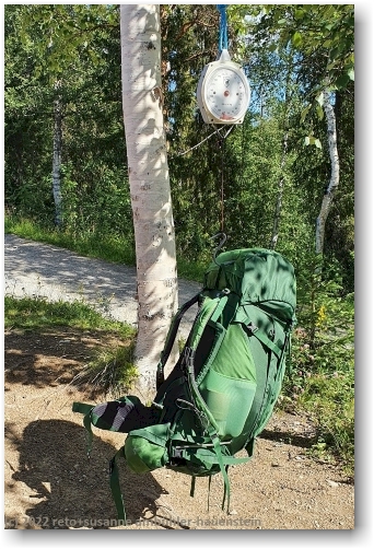 retos rucksack an der federwaage bei der fjaellstation kvikkjokk