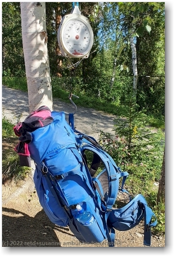 susannes rucksack an der federwaage bei der fjaellstation kvikkjokk