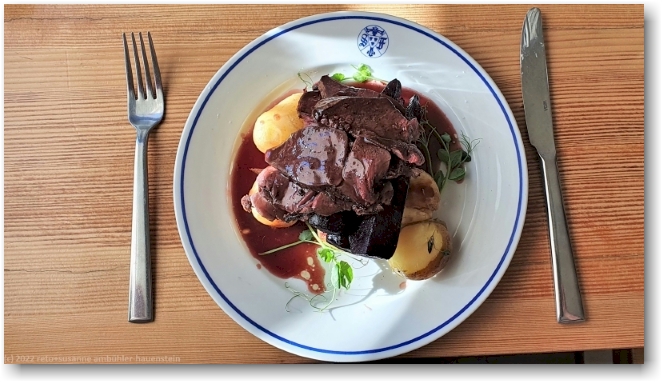 rentierfilet mit kartoffeln und violetten karotten als hauptgang