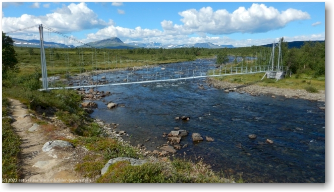 haengebruecke im verlauf des kungsleden ueber den tsielekjakka