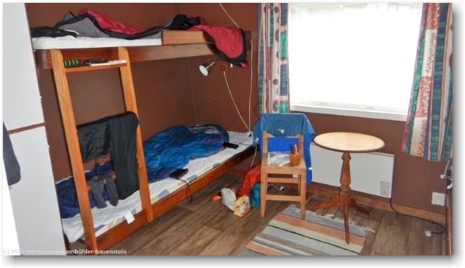 schlafzimmer in der huette in vuonatjviken