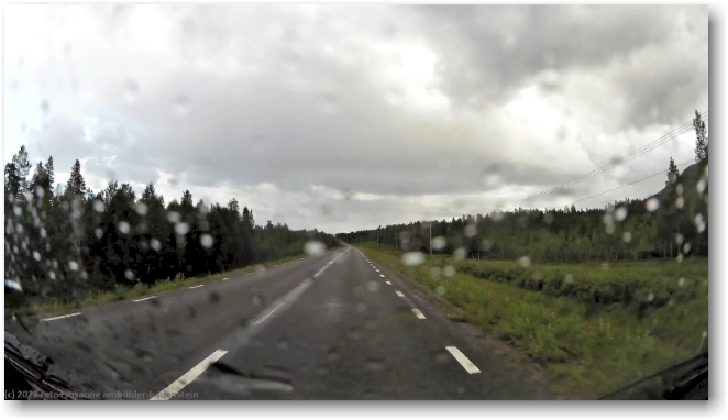 regen waehrend der fahrt ueber die strasse 95 oestlich von jaeckvik