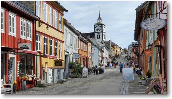 hauptstrasse im historischen stadtteil von roros