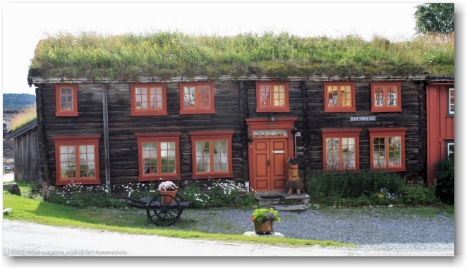 traditionelles wohnhaus im historischen stadtteil von roros