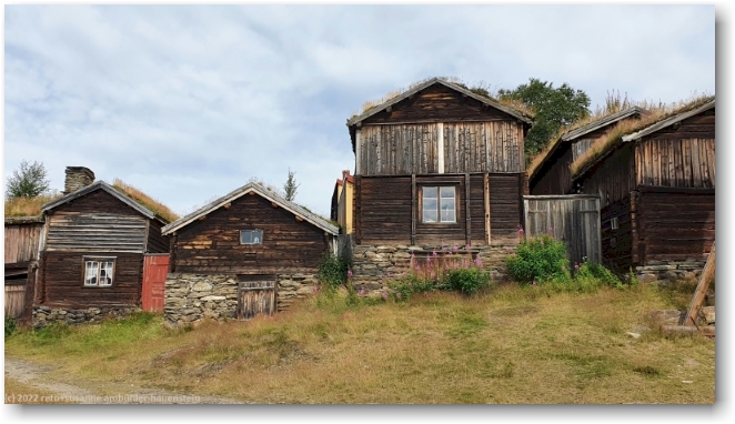 kleine gebaeude im historischen stadtteil von roros