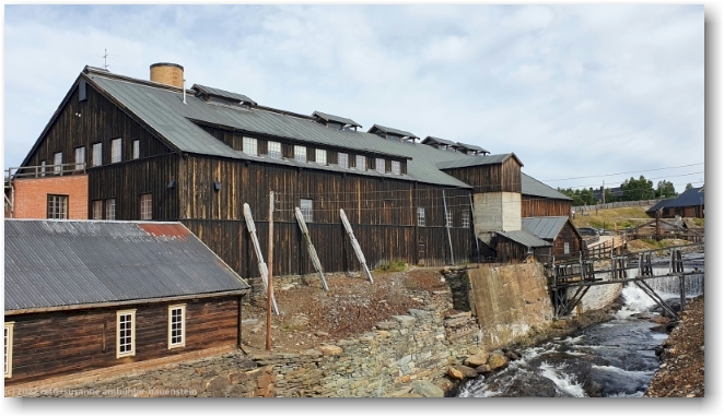 hauptgebaeude der mine in roros
