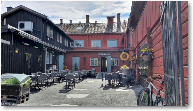 sonniger innenhof der kaffestuggu in roros