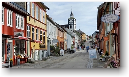 hauptstrasse im historischen stadtteil von roros