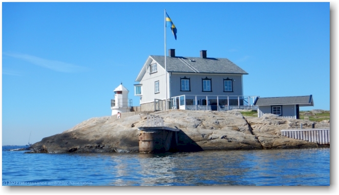 haus mit leuchtturm bei der noerdlichen hafeneinfahrt von marstrand
