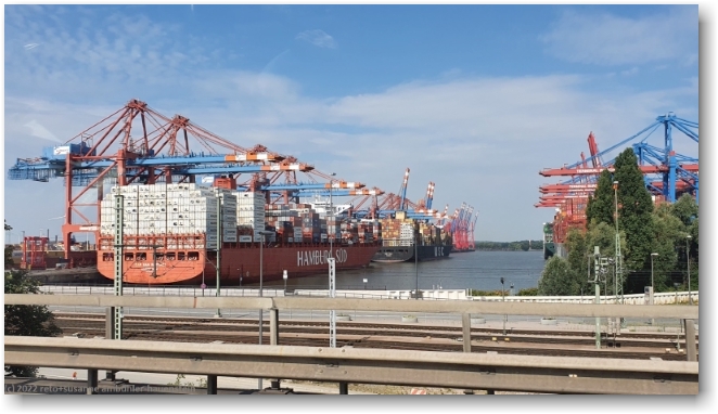schiffe im frachthafen hamburg