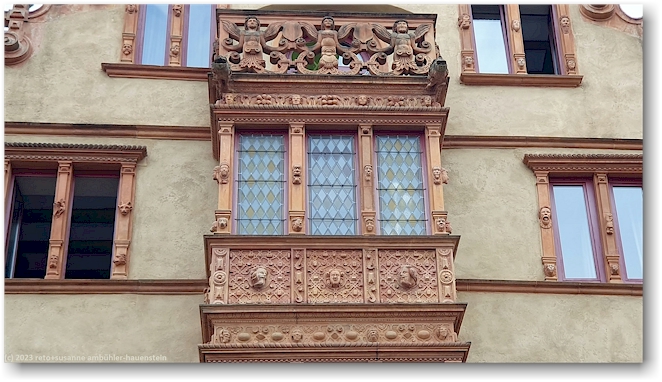 markanter balkon an der rue des tetes im stadtzentrum von colmar