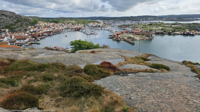 blick vom nordre hoge berg auf die bucht mit dem gasthafen von hunnebostrand
