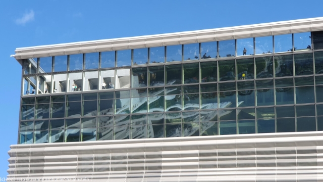 spektakulaere dachterrasse des munch museum in oslo