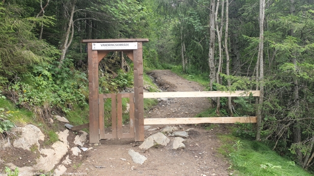 klare ansage an die bikers beim zugang zum wandergebiet in are: willkommen zu fuss