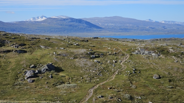 wanderweg ueber die nordwestliche flanke des padjelanta mit virihaure im hintergrund