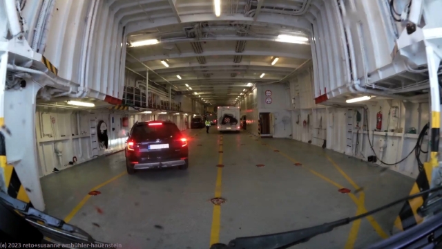 einfahrt in die faehre im hafen von andenes
