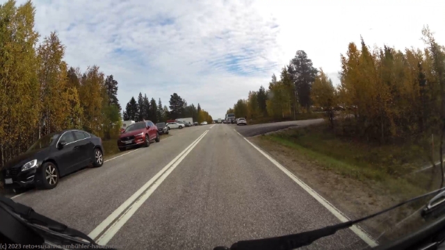 viele parkierte autos entlang der strasse 79 beim saerkijaervi