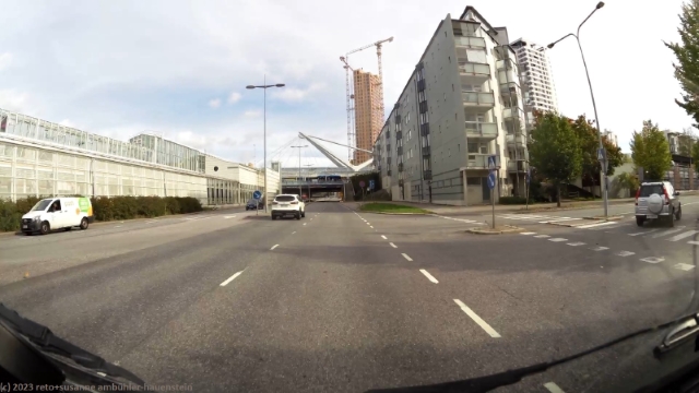 hochhaeuser entlang der vuotie in helsinki