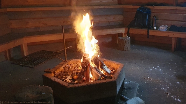 feuer im grill in der palopaeaen kata bei saariselkae