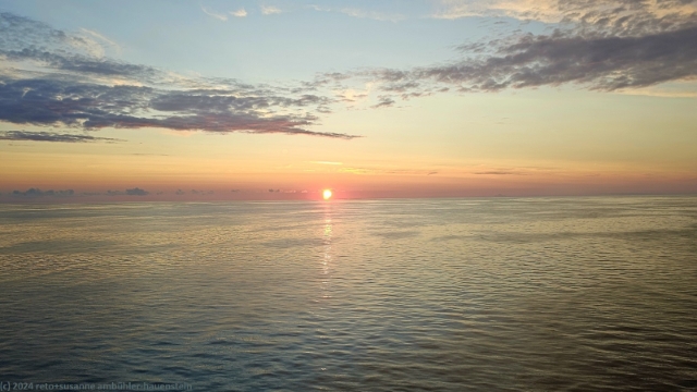 sonnenuntergang waehrend der ueberfahrt mit der finnlady ueber die ostsee