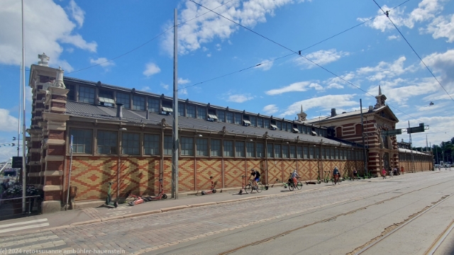 alte markthalle beim hafen in helsinki