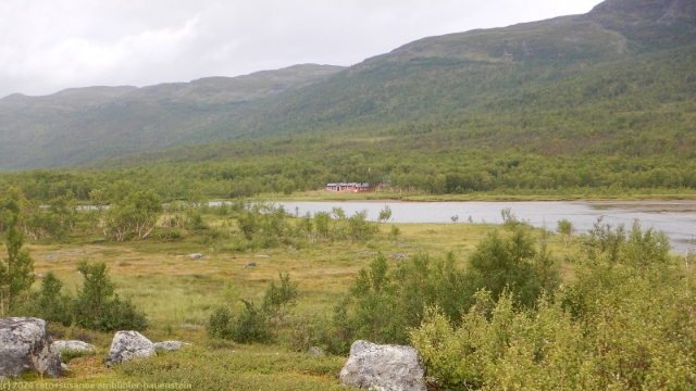 blick vom kungsleden ueber den abiskojaure auf die abiskojaurestugorna