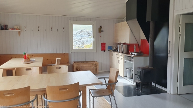 aufenthaltsraum mit kueche in der alesjaurestugorna