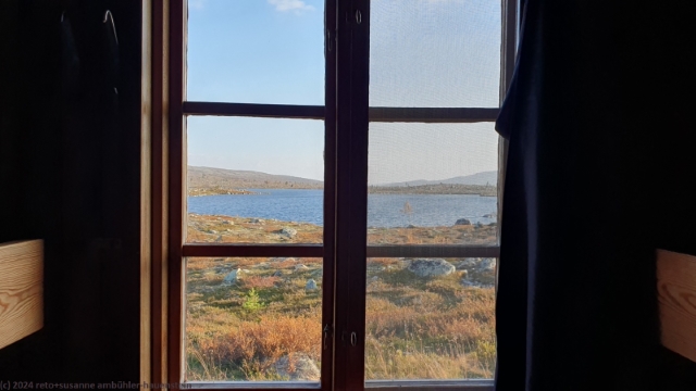 blick aus dem fenster der storroedtjaernstugan auf den namengebenden weiher