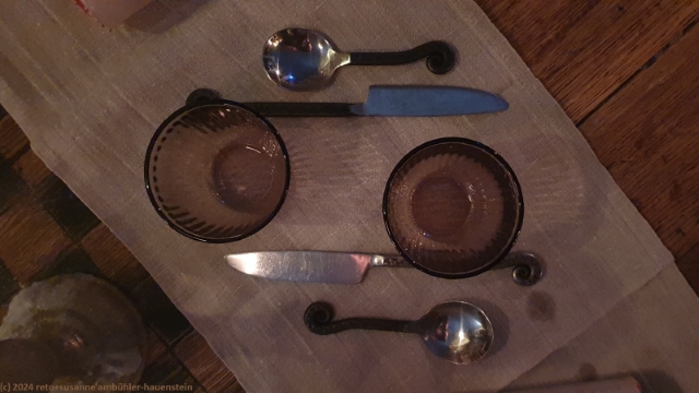 gedeck im mittelalterlichen restaurant sjaette tunnan in der gamla stan von stockholm