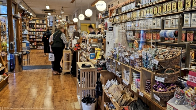auslage im kraenku te och kaffe an der sankt hansplan in der altstadt von visby