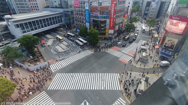 blick von der terrasse MAG8 auf die shibuya crossing in tokyo