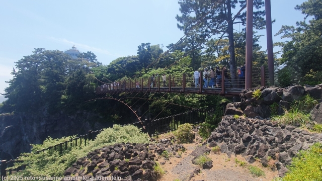kadowaki haengebruecke im verlauf des jogasaki coastal trail