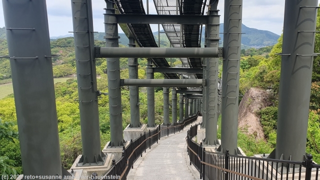 aufstieg unter dem gleis der standseilbahn unterhalb des gipfels des mount inasa bei nagasaki