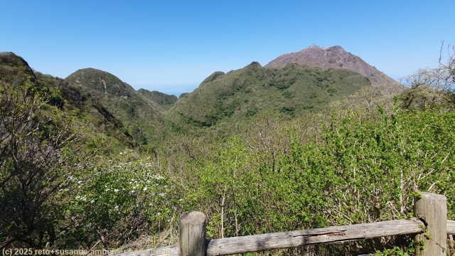 blick vom aussichtpunkt unterhalb des gipfels des mount myoken richtung mount kunimi