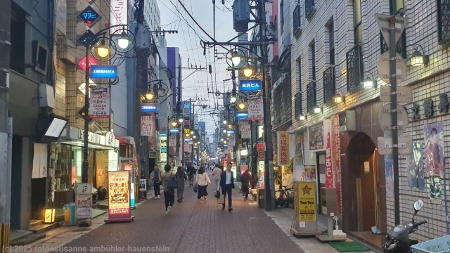 schmale strasse im zentrum von kagoshima