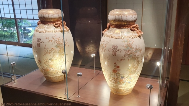 vasen im haus in der tempelanlage sengan-en bei kagoshima