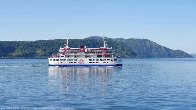 faehre zwischen kagoshima und der vulkanhalbinsel sakurajima