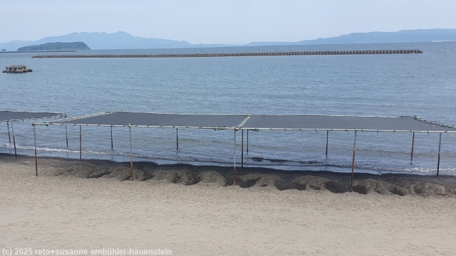 vorbereitete sandgruben bei der saraku sand bath hall bei ibusuki
