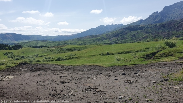 karge landschaft beim parkplatz an der strasse 111