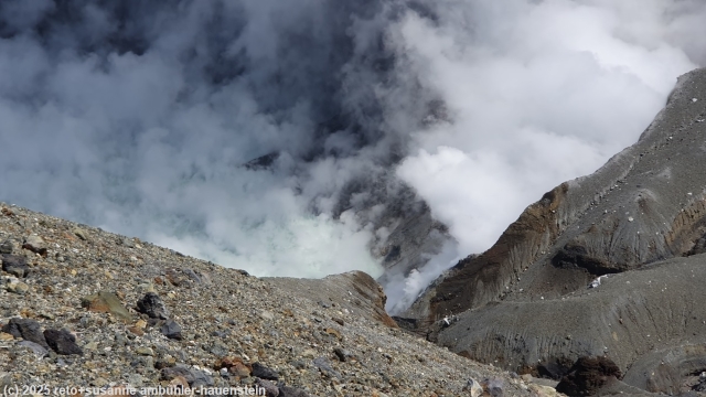 dampfwolke ueber dem kochenden see im nakadake krater