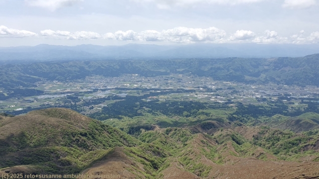 blick waehrend dem aufstieg zum mount nakadake in die caldera des mount aso