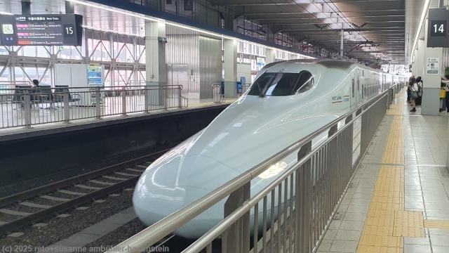 shinkansen SAKURA 562 nach hiroshima im bahnhof hakata in fukuoka