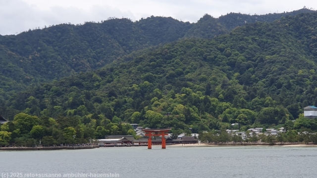 blick von der faehre auf das grosse tor im wasser vor der insel miyajima